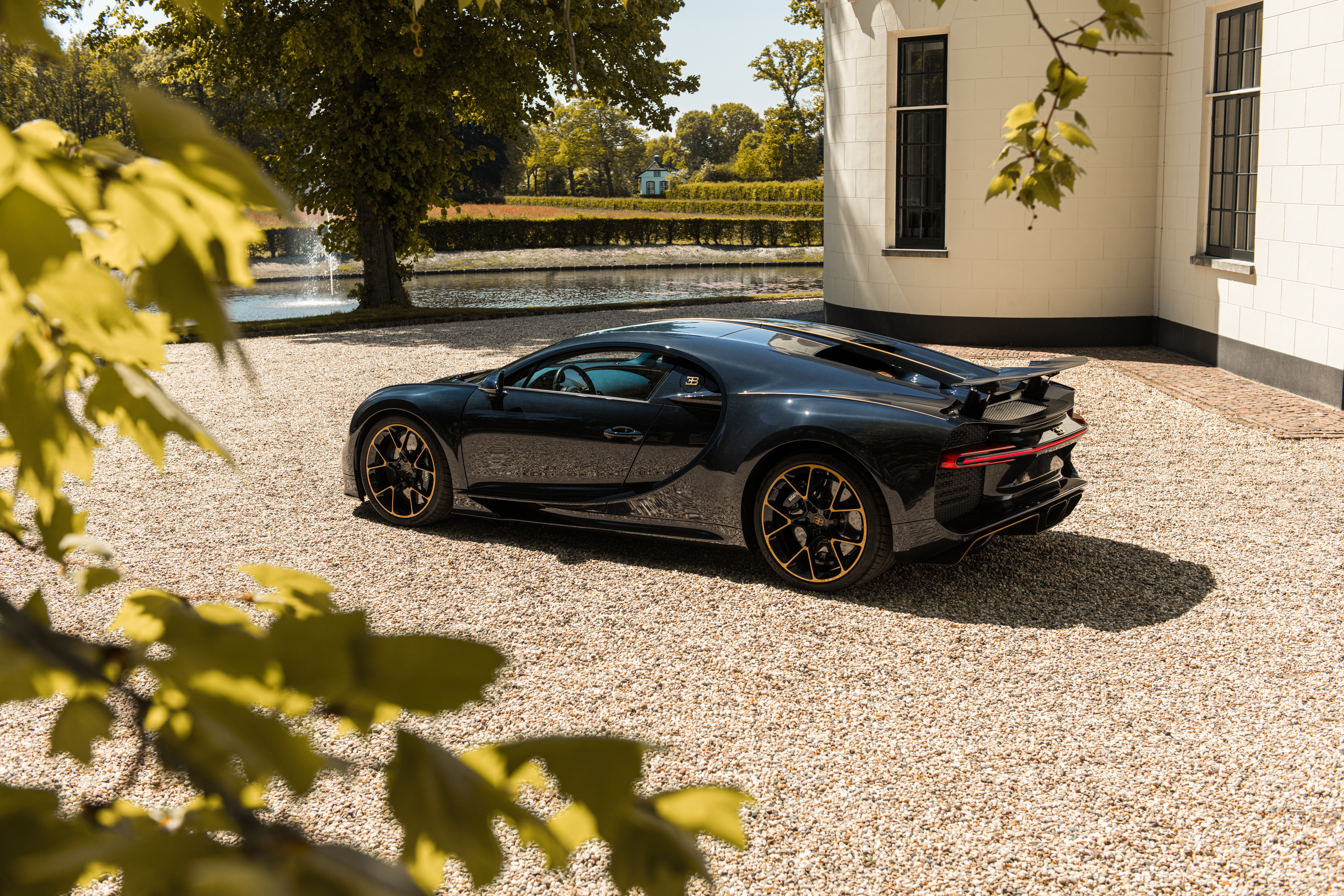 Bugatti rend hommage à L'Ébé, fille d’Ettore Bugatti, avec les derniers modèles européens de la Chiron et la Chiron Sport. 